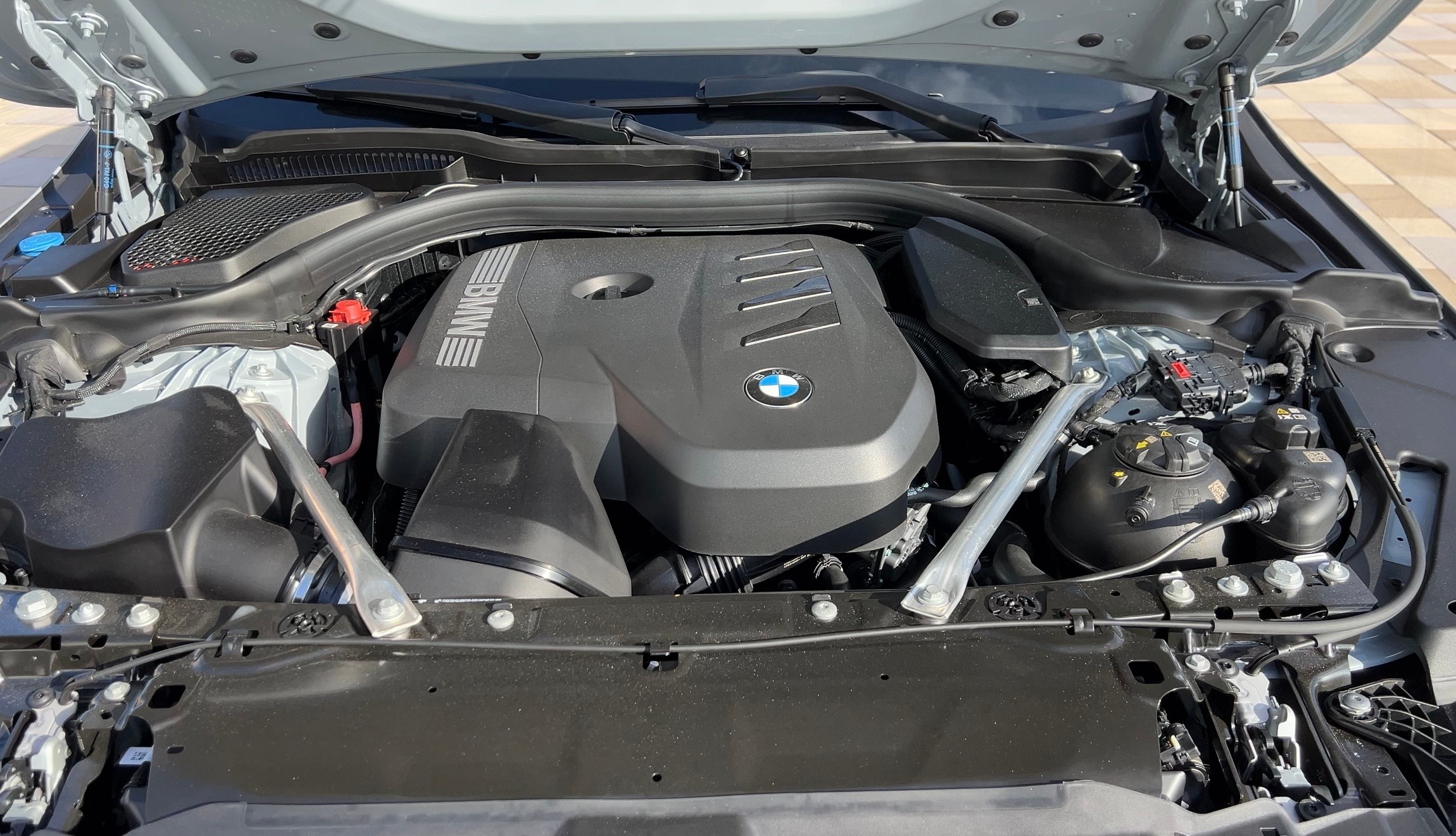 Hellgrün BMW 530i M Sport 2025